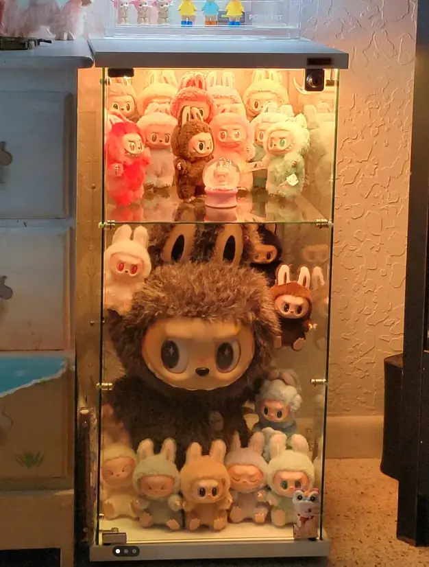 Balanced detolf display of Labubu V3 with even color spacing